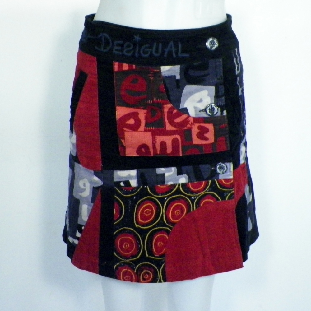 Jupe Noire DESIGUAL T 36. Bon état -  reconditionné disponible sur Label Emmaüs
